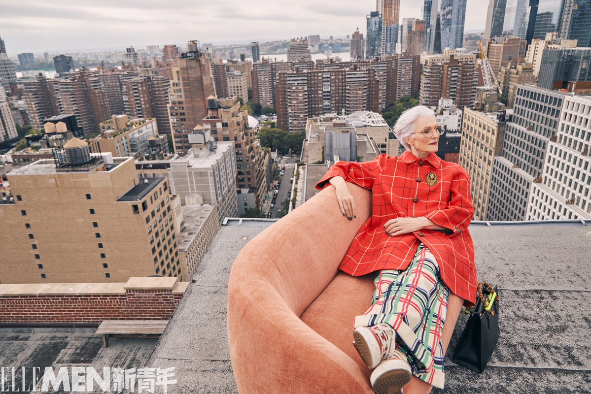 mayemusk's tweet image. Lovely views of New York City in the summer.
Modeling beautiful clothes on a rooftop. Quite scary.
@XFashion