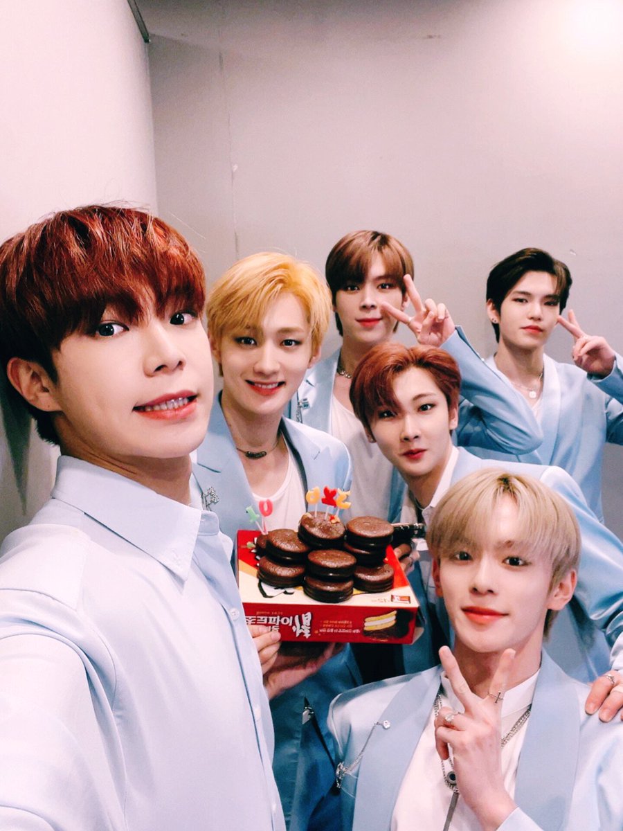 ⠀   ⠀   🍒 ・⠀   𝐕𝐑𝐂𝐑   event⠀   !⠀   160226⠀    :⠀   #s𝕚stǝrsྀིུ𝕥o͞p⠀ +⠀ #𝑐𝕝αp高ː𝓱a͞nds   .

Ya llegamos y con regalo al show de estas guapetonas, esperamos endulzar un poco sus nervios, ¡éxitos hoy, <a href="/luvnduo/">mɑkǝ 𝕚t ✶ 𝐋𝕚v & 𝐌a͞dd𝕚ǝ !</a>!