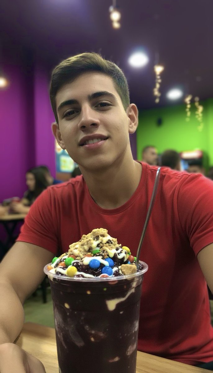 fegomez_'s tweet photo. eu não podia ir embora sem comer o meu bom açaí 😋🤤 https://t.co/vCBeiI3xsa