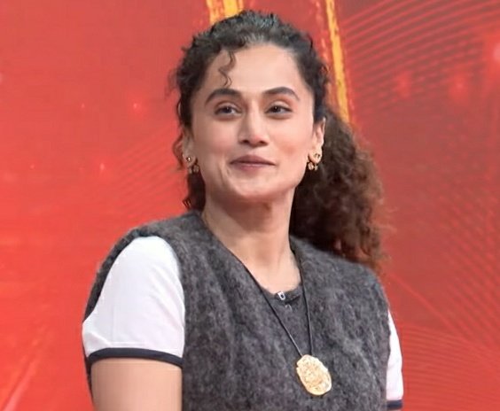 अभिनेत्री तापसी पन्नू हाल ही में TV9 Bharatvarsh के एक शो में पहुँचीं, जहाँ एंकर दिनेश गौतम ने उनसे रैपिड फायर राउंड में कुछ सीधे सवाल पूछे।
पहला सवाल था — आपकी पसंदीदा महिला नेता कौन है? विकल्प थे: ममता बनर्जी, स्मृति ईरानी, मायावती या प्रियंका गांधी। तापसी ने जवाब में स्मृति