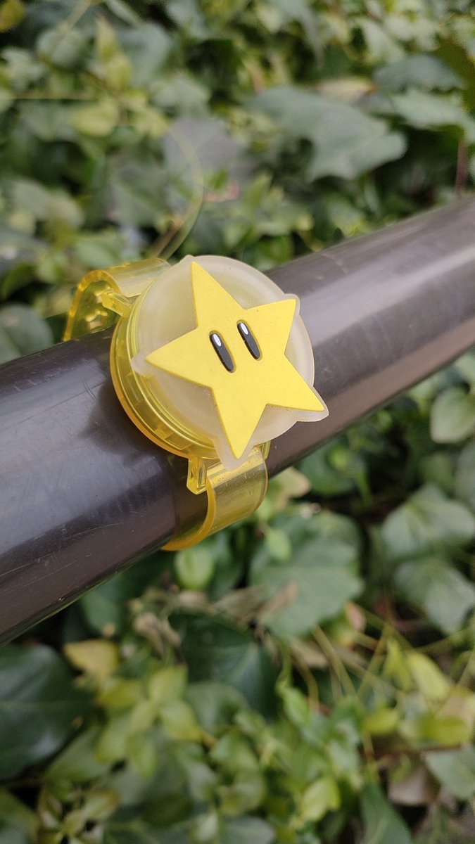 ikisugita_DIY's tweet photo. #落とし物 #大阪 #堀江公園
#星のカービー
草むらに星のカービーの腕時計？落ちてたので目立つようにしときました✨️
落とした子に届きますように✨️ https://t.co/xtinDsXeu3
