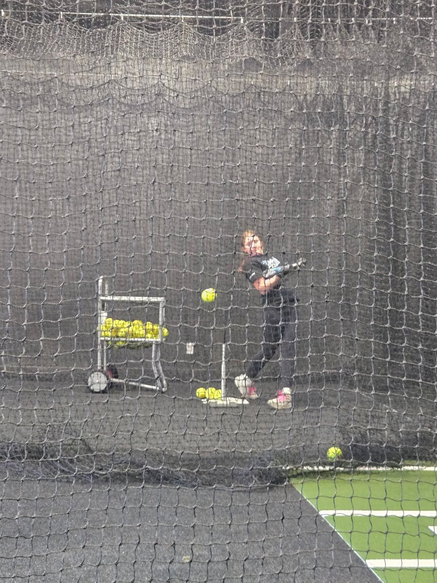 aletta_45's tweet photo. Got some extra swings in today on a day off from school! It’s great to be experiencing new places to hit and with different eyes watching you! @WiLightningReg https://t.co/whXc9T8c02