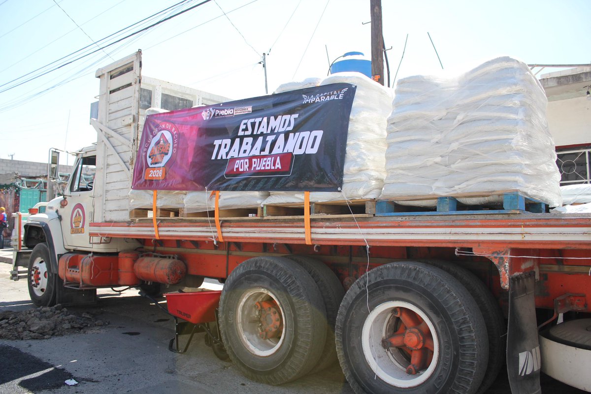 DavidAysa's tweet photo. Reforzamos la Campaña Capitalina #BacheAndoPuebla, con la entrega de 17 mil bultos de mezcla para bacheo en frío a las Juntas Auxiliares.👷🏻‍♂️

Con el liderazgo del presidente @pepechedrauimx, recuperamos nuestras vialidades y trabajamos de la mano con las y los Presidentes Auxiliares, para seguir construyendo una ciudad que responde a su gente y que  avanza con orden y seguridad vial. 

#LaCapitalImparable🪽
#BienYALaPrimera