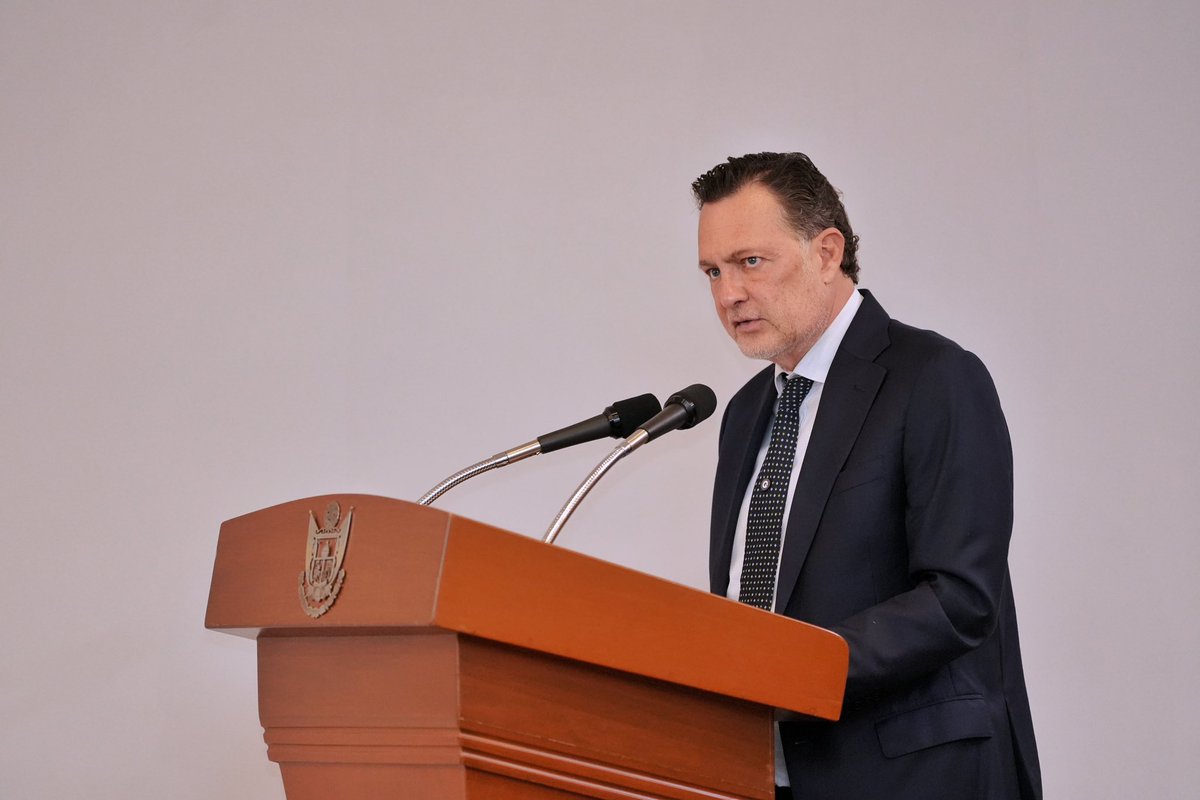 Acompañé al gobernador <a href="/makugo/">Mauricio Kuri</a> a la toma de protesta de la Directiva 2026–2028 del Consejo de Notarios del Estado de Querétaro, que encabezará Luis Eduardo Ugalde Tinoco.

Seguimos trabajando en equipo para fortalecer la certeza jurídica y acercar servicios notariales a las
