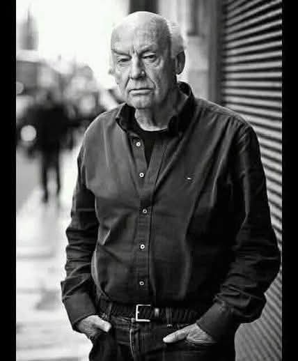 "Mientras dura la mala racha, pierdo todo. Se me caen las cosas de los bolsillos y de la memoria: pierdo llaves, lapiceras, dinero, documentos, nombres, caras, palabras. Yo no sé si será gualicho de alguien que me quiere mal y me piensa peor, o pura casualidad, pero a veces el