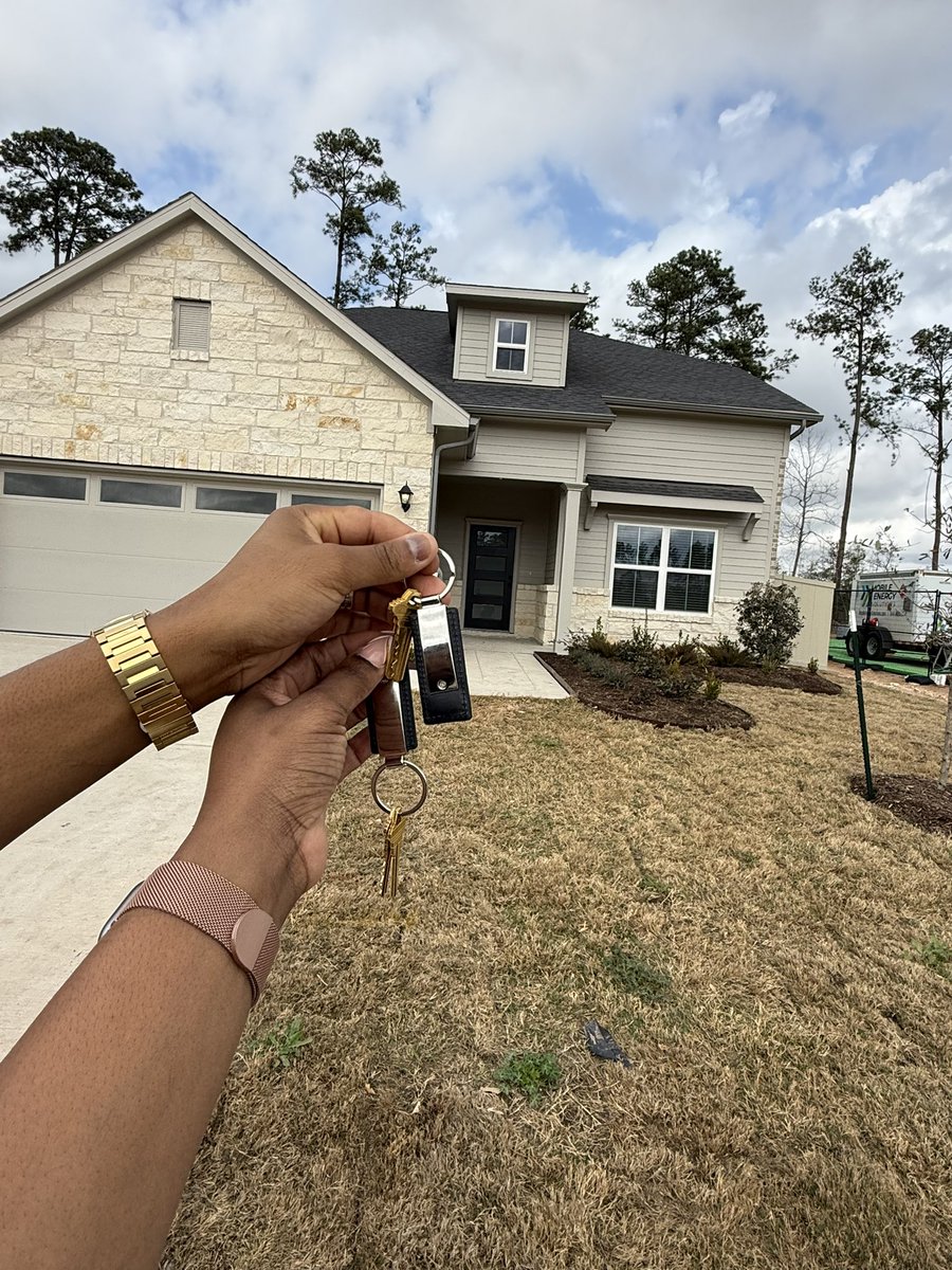 Shann_G2's tweet photo. I love doing life with this man, Another goal knocked off our list. Our girls are beyond blessed! 🤍 We are officially homeowners !!!! 
#homeowner #TheGreens 🫶🏾🥳 https://t.co/21uGHoQMoG