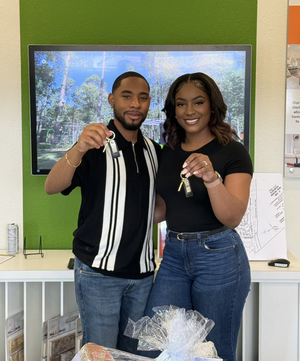 Shann_G2's tweet photo. I love doing life with this man, Another goal knocked off our list. Our girls are beyond blessed! 🤍 We are officially homeowners !!!! 
#homeowner #TheGreens 🫶🏾🥳 https://t.co/21uGHoQMoG