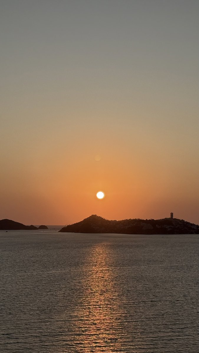 La foto de hoy desde La Bahía más Bella del Mundo! Acapulco.