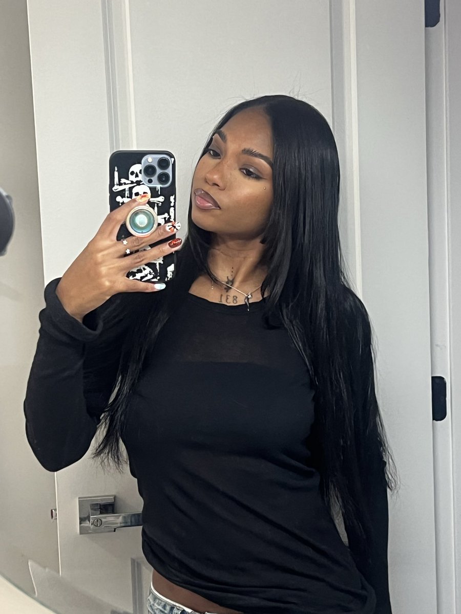 NaeYaCampRules's tweet photo. I feel like all my pictures be mirror selfies atp 😭 https://t.co/i3lbtsg2YX