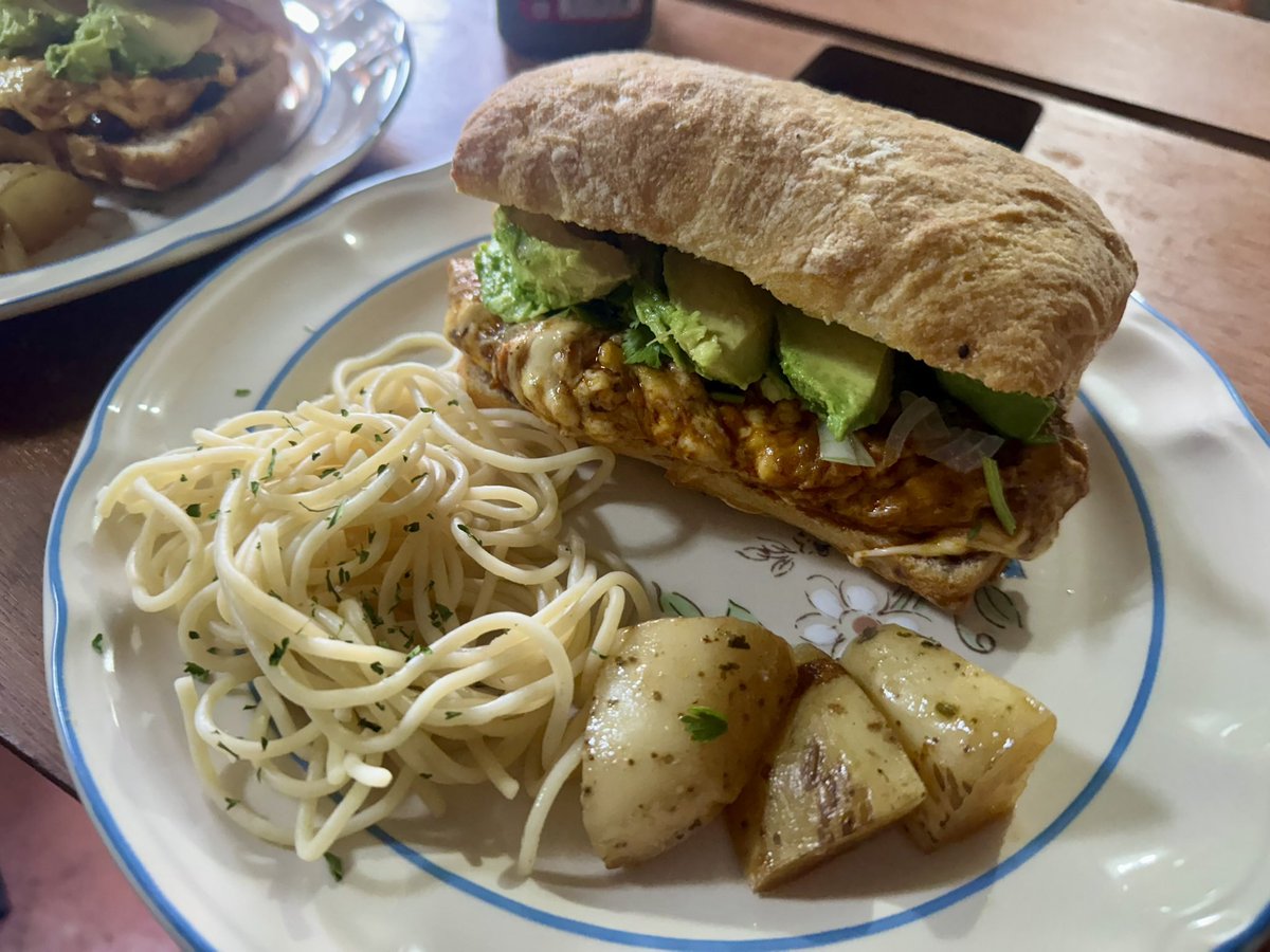 TortilleriasA's tweet photo. #FelizLunes 

¡TE INVITAMOS A RECIBIR AYUDA ALIMENTARIA!

Querida comunidad:

Sabemos que en momentos difíciles, asegurar la comida para ti y tu familia puede ser un reto. Por eso, queremos extenderte una cálida invitación: si no puedes pagar tus alimentos, ¡aquí tienes un espacio seguro y acogedor donde recibirás apoyo!

No hay motivo para sentir vergüenza – todos en algún momento necesitamos ayuda, y eso hace parte de estar unidos como comunidad.

¿Qué ofrecemos?

• Comidas balanceadas y nutritivas, preparadas con cariño.

• Atención respetuosa y sin discriminación.

• Horarios flexibles para adaptarnos a tus necesidades.

¿Cómo acceder?
Solo tienes que acercarte a nuestras instalaciones en la alcaldía #Tlalpan, o comunicarte para conocer el punto de distribución. No se requieren documentos complicados ni comprobantes tu necesidad es suficiente.

Nuestro compromiso:
Garantizar que nadie pase hambre en nuestra comunidad porque creemos que la alimentación es un derecho básico de todas las personas.

Si conoces a alguien que pueda necesitar esta ayuda, por favor, comparte esta información. Juntos podemos hacer la diferencia.