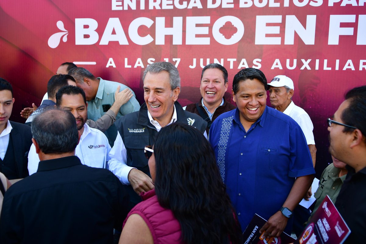 ¡Con #BacheAndoPuebla seguimos avanzando para que moverte por la ciudad sea más seguro!🚶‍♀️🚶‍♂️🚘 🚍

Acompañamos al presidente municipal <a href="/pepechedrauimx/">Pepe Chedraui 🇲🇽</a> en la entrega de 17 mil bultos de mezcla asfáltica en frío, que serán destinados a las #JuntasAuxiliares en las zonas donde más se