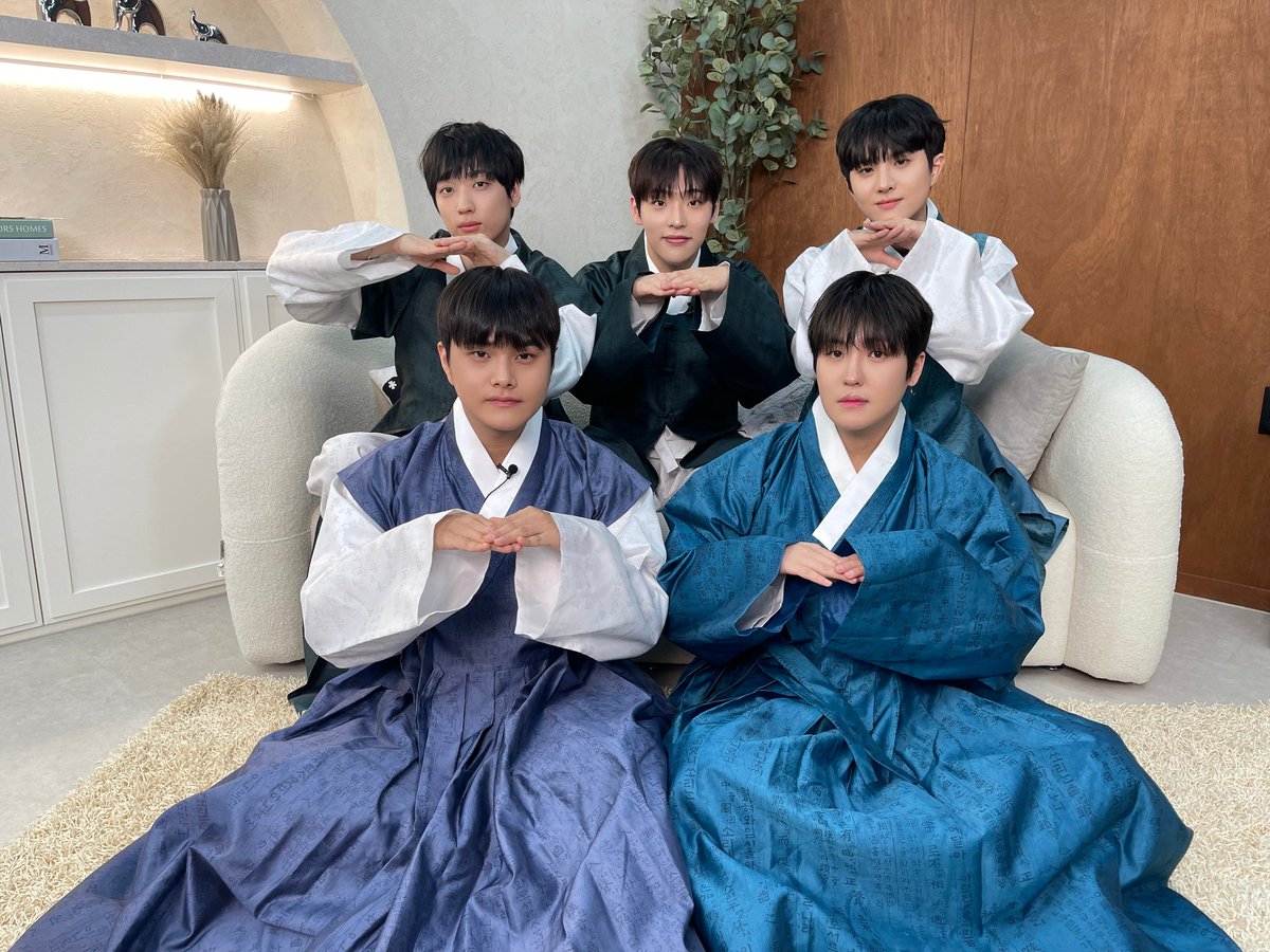 TheKingDom_GF's tweet photo. [👑]

새해 복 많이 받으시고 새 행복도 많이 받으세요🍀

#TheKingDom #더킹덤 #TKD https://t.co/zgFvSO5Iqo