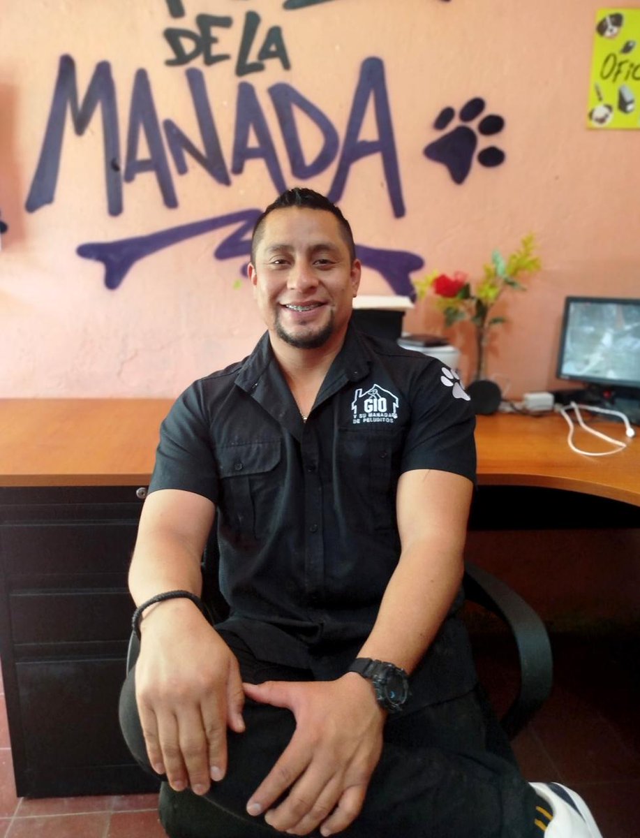 elsalvador's tweet photo. ¡Buenos días, El Salvador! ☀️

Edwin Geovanny Martínez Rodas es un rescatista de perros que lleva más de 17 años en esta labor altruista en La Paz. Su amor por los animales surgió desde que era niño, pues le encantaban; alimentaba a más de alguno en la calle y, si lo encontraba en abandono o enfermo, lo llevaba a su casa, aun sin consultarle a sus padres. Actualmente cuenta con dos refugios, uno en El Rosario y otro en Zacatecoluca. Su mayor sueño es tener una veterinaria móvil. 🐶🐕

Fotos Mirna Velásquez/#DiarioElSalvador