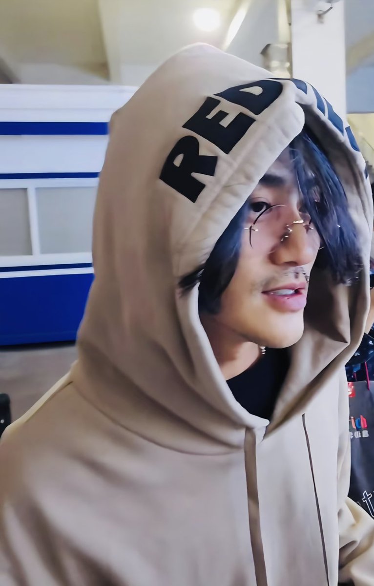 このパーカーって REDWESTのグッズかな？ パーカーグッズあったの 知ら