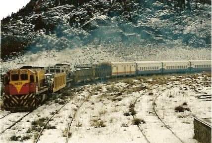 🚂🇦🇷 Un tren que no existe más...
El tren que iba desde Buenos Aires a Bariloche

Cuando eramos 25.000.000 de argentinos teniamos estos servicios de trenes. Hoy somos casi 50.000.000 y el Liberalismo del nuevo menem te ofrece la mierda de Flybondi o rutas hechas bolsa

Pensalo