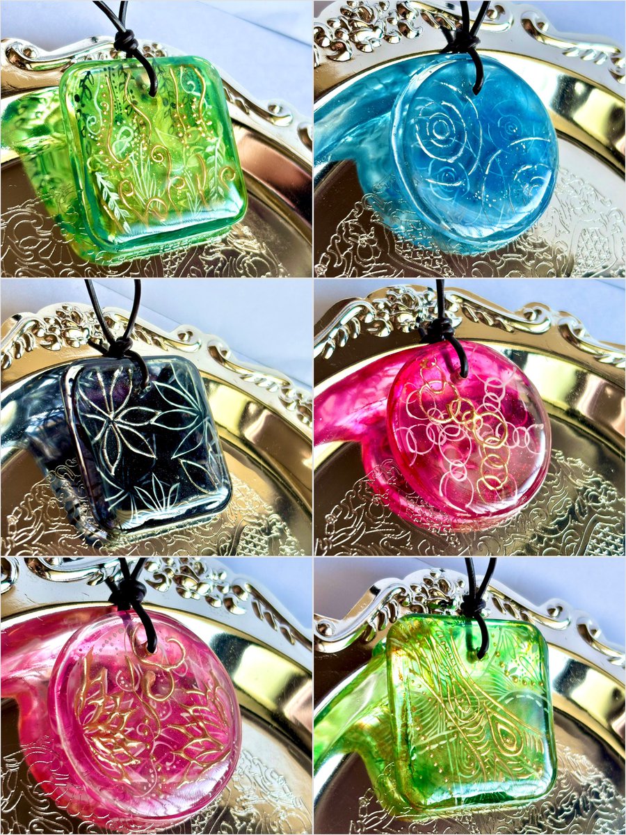 展示しておりました、幻想アートペンダントを販売にいたしました🎨
minne🫧 minne.com/@9230mao
レジンを何層にも分け、時間をかけて一層一層丁寧に0.3mmの筆で模様を描き込んでいき仕上げた、フリードローイングアートの作品になります🫧