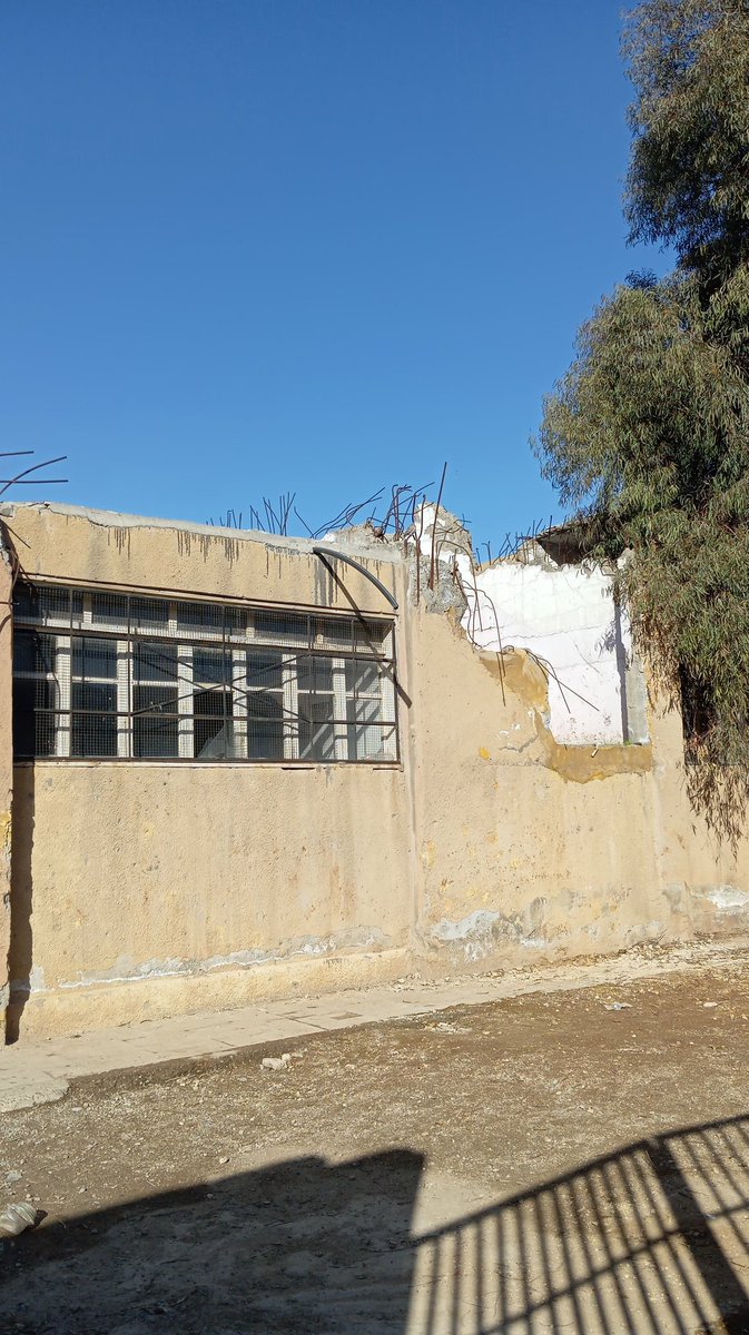 #الرقة
مدرسة جنين في مدينة الرقة ....
رغم الدمار لازال قسم منها ينبض بالحياة اليوم باشر اولادي الدوام فيها خرجت من بابها الرئيسي عين على مستقبل مشرق بسواعد الاحرار وعين على تاريخ من الظلم والدمار نقش في داخلنا لن ننساه