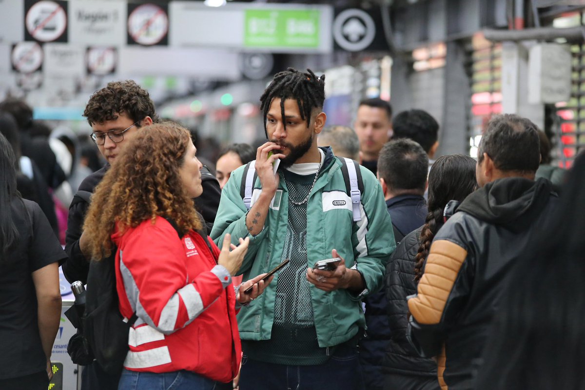 TransMilenio's tweet photo. ¡Nos tomamos la Calle 100 para tu seguridad! 🛡️🚶‍♂️

Hoy, en equipo con @PoliciaBogota, @GobiernoBTA, @ICBFColombia y más entidades, realizamos una megatoma integral en la estación y sus puentes peatonales.

¿Qué hacemos? 

✅ Sensibilización en tips de seguridad ciudadana. 
✅ Recuperación de espacio público para un flujo más rápido y seguro. 
✅ Protección y acompañamiento a Niñas, Niños y Adolescentes (NNA). 
✅ Promoción de nuestro Manual de la Comunidad Usuaria.

Queremos que tu experiencia de viaje sea óptima, con espacios libres, respeto y empatía. ¡El Sistema lo cuidamos entre todos! ❤️🚍