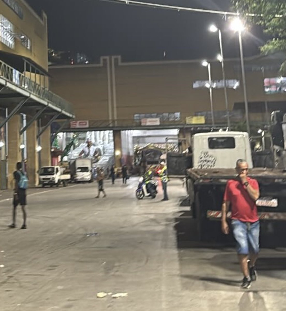 Salgueiro do Orum, você vai me matar do coração, eu não tenho estrutura pra essa ansiedade 

Dizem que tem um carrossel de bruxas aí dentro