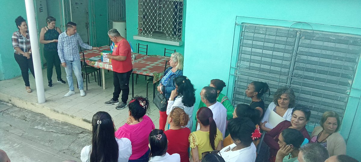 Hoy comienza la semana de trabajo de la <a href="/dgslastunas/">Dirección General de Salud Las Tunas</a>  y antes de que comience el ir y venir por los pasillos, las llamadas telefónicas , el trabajo en los informes realizamos nuestro habitual matutino..hoy abrimos el Buzón del amor y la amistad. 
#PorLasTunasLaVictoria
#SiSePuede