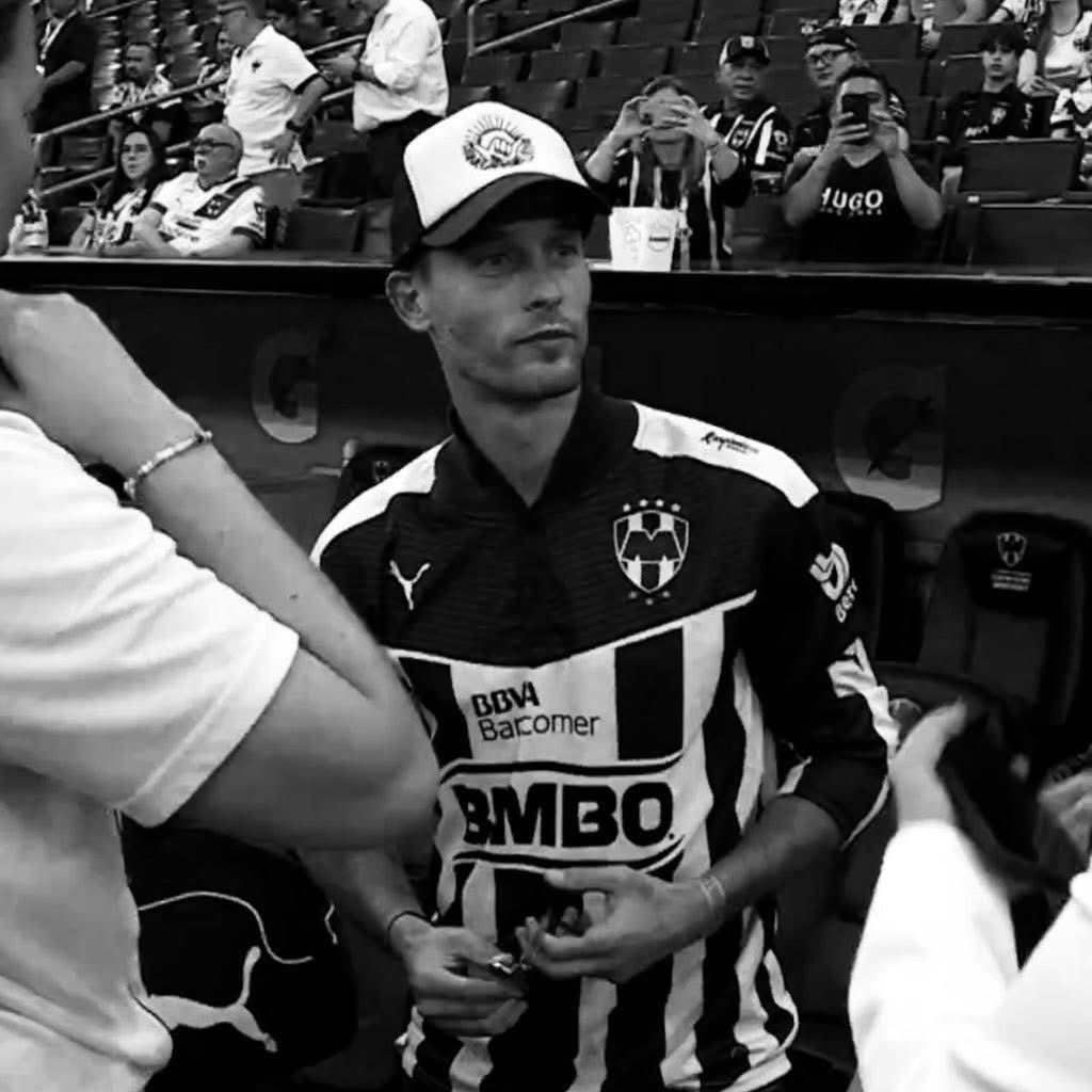 Las futuras generaciones no entenderán lo significativo que fue para la afición este momento. 

La prensa en contra de él, mala relación entre jugadores y DT, lesionado… Y aparece con ese jersey sin importar nada de eso.