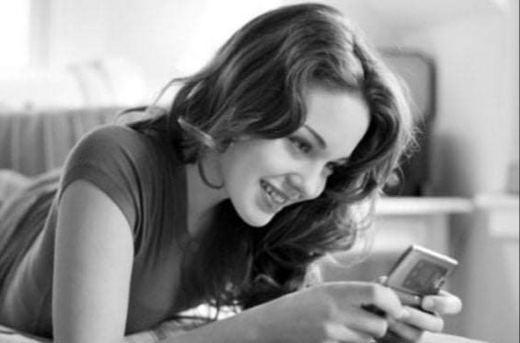 ••
~
~
والــرووح للــرووح...🥍
 تعـرف مـن يناغـمها.. 🥍🥍

💜🕊
~
••#اضغاث_اقلام