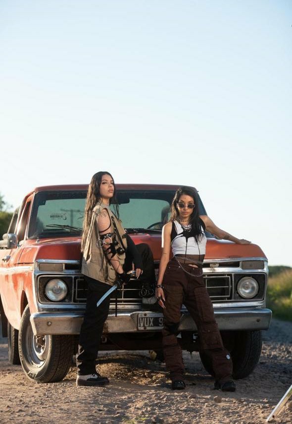 Maria Becerra, Ingratax y Feid para el videoclip de “Paris (Remix)”, canción que no pudo ser lanzada por problemas discográficos.