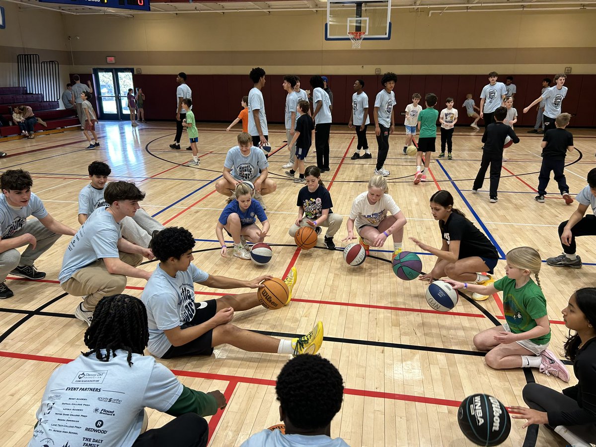 stpatrickhoops's tweet photo. Thank you to @DannyDidOrg for having the Shamrocks out to help out with the annual Hustle and Heart Clinic today! https://t.co/LOOLoFKwme