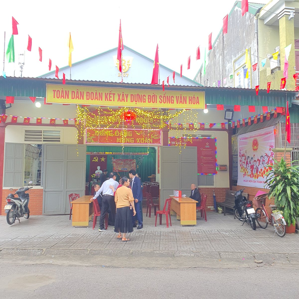 ThuanND's tweet photo. Lệ làng - cứ 08h00 sáng mùng 1 tháng Giêng, bà con chòm xóm tập trung Nhà Văn hóa khối chia sẻ lời chúc tết và thêm 1 năm an khang, thịnh vượng! https://t.co/cPxF5dUPG3