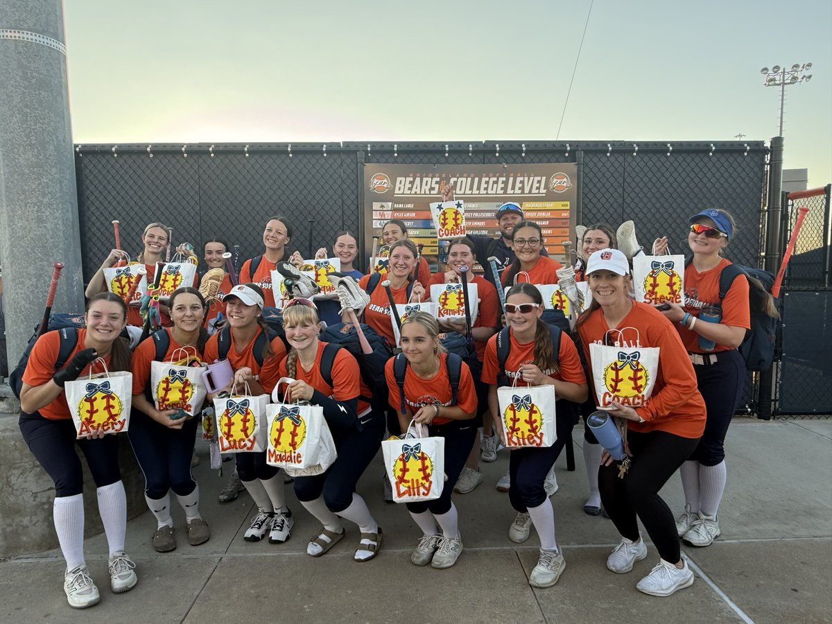 Bridgeland_SB's tweet photo. Raise your hands if you have the BEST parents! 🙋‍♀️🫶🙋🏻‍♀️🫶🙋🏼‍♀️🫶🙋🏽‍♀️

Thank you Bear mommas! #136 https://t.co/MvvyIayGxd