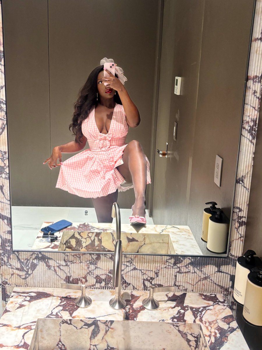 It was a Kentucky derby themed birthday party and yes i always do this wild thing