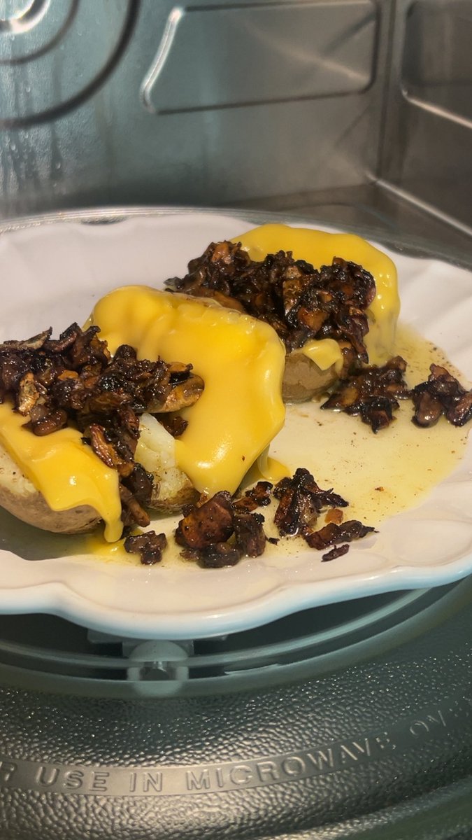 Very excited that seizari (a rh dev) going to be managing the RH community from now on! This could mean a lot of things but let’s not speculate yet.

His cooking still sucks, that mysterious burnt garlic potato still haunts me to this day.
#royalehigh