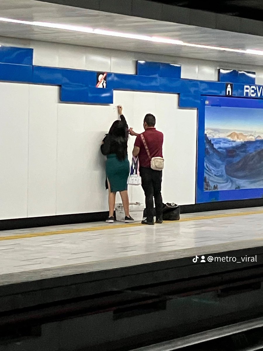 MetroViralMx's tweet photo. #ULTIMAHORA 

Usuarios reportan a 2 Vagoneros qué están rayando las paredes de la Línea 2 del Metro Ciudad de México 🇲🇽 @MetroCDMX 🚨

De por sí el #MetroCDMX está empeorando cada día, y con estos sujetos… las cosas empeorarán más y más rápido…‼️⚠️

¿Y los polis @SSC_CDMX ⁉️ https://t.co/oI4qinMW9B