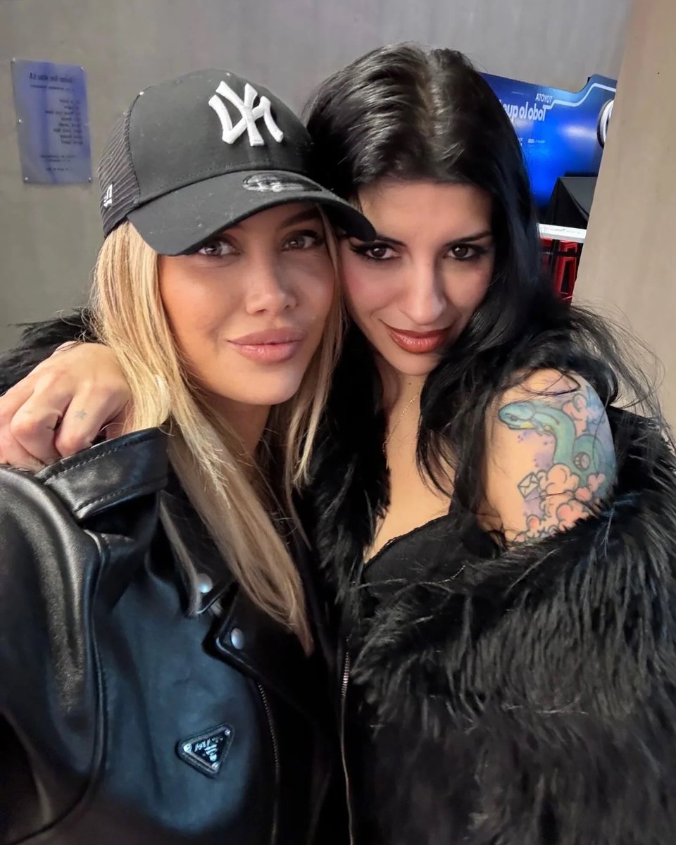 ALFINSOYWANDA's tweet image. ANTES AMBAS SUFRIER0N POR UNA TATIANA METIENDOSE EN SU VIDA, HOY LAS MUJERES NO LLORAN, FACTURAN!💅🏻🖤