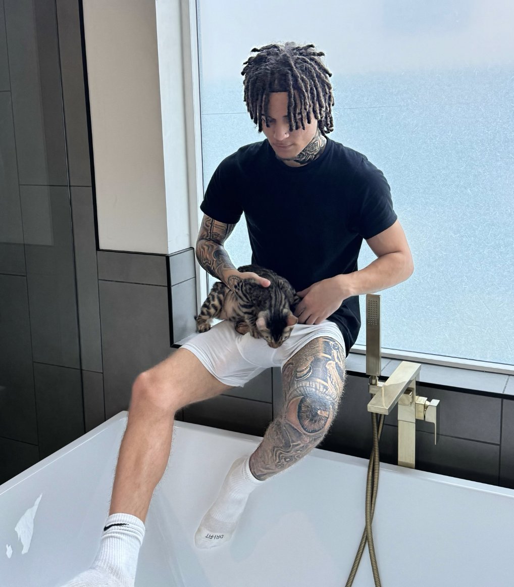 qtJodyyxoxo's tweet image. Me and my cat are looking for a husband :) 🏳️‍🌈