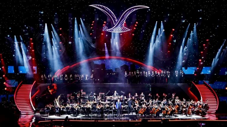 LA SEMANA DE LA BANALIDAD

Cuando un país entero decide pensar menos y opinar más.

Cada febrero, Viña del Mar deja de ser una ciudad costera para convertirse en un estado mental. Una suerte de paréntesis nacional donde la realidad se suspende, la profundidad se posterga y el