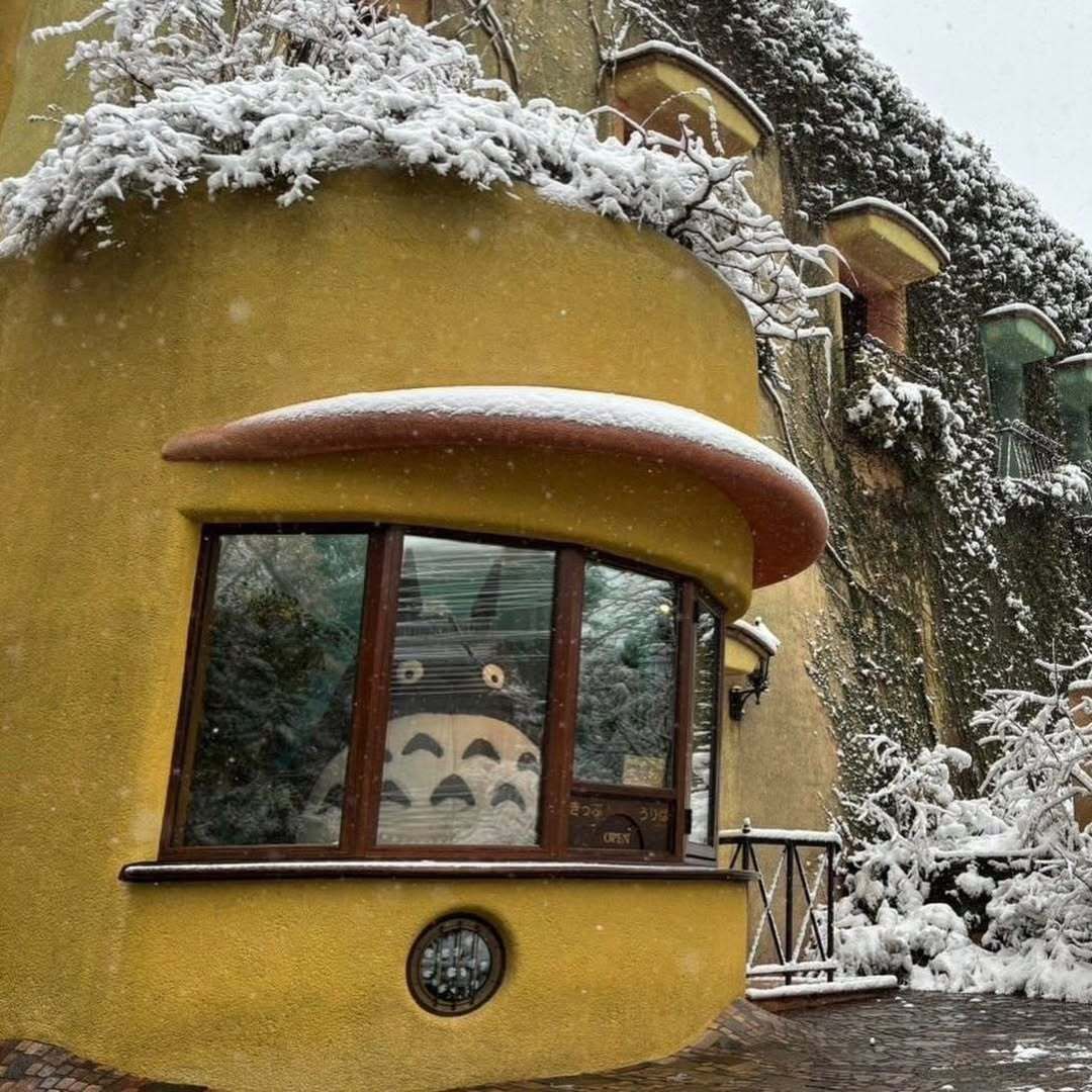 thegoldenaged's tweet photo. Snowy Day at Ghibli Museum https://t.co/Cvkwrg3Bpp