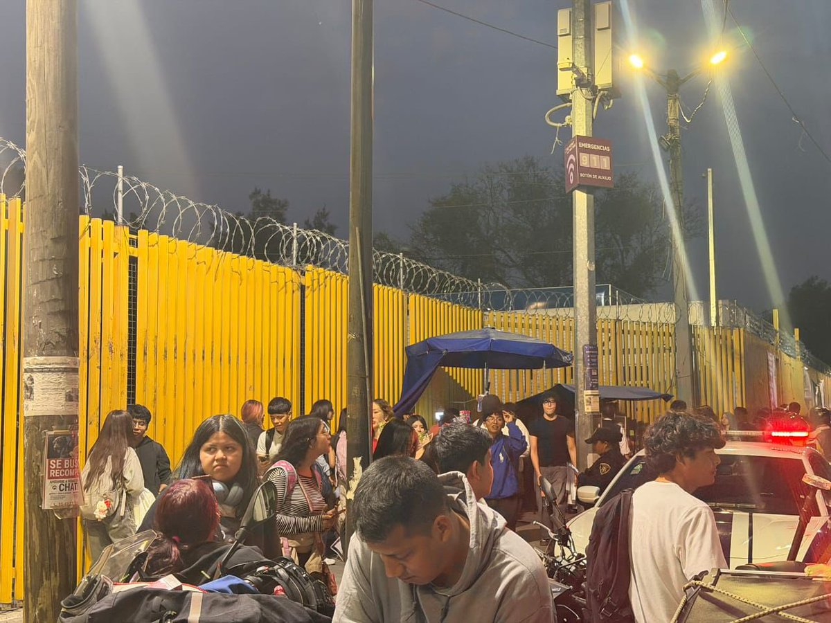 azucenau's tweet photo. 🔴Estudiantes del CCH Oriente toman las instalaciones y anuncian paro indefinido por falta de seguridad en los alrededores del plantel.

Tras horas de protesta, hubo momentos de tensión y empujones con directivos; no se reportan lesionados.

✍️ Ulises Soriano vía @Radio_Formula. https://t.co/wi5Q8vj96h