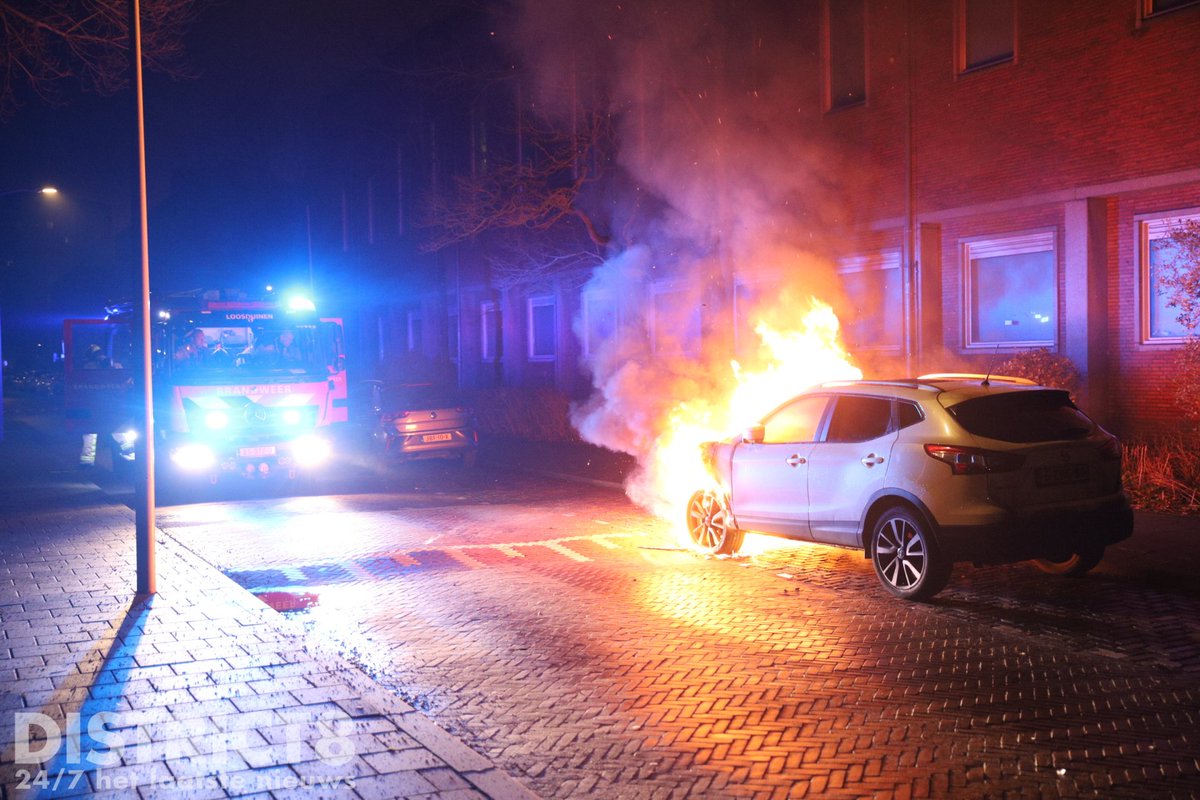 Geparkeerde auto in vlammen op aan de Hoogeveenlaan
