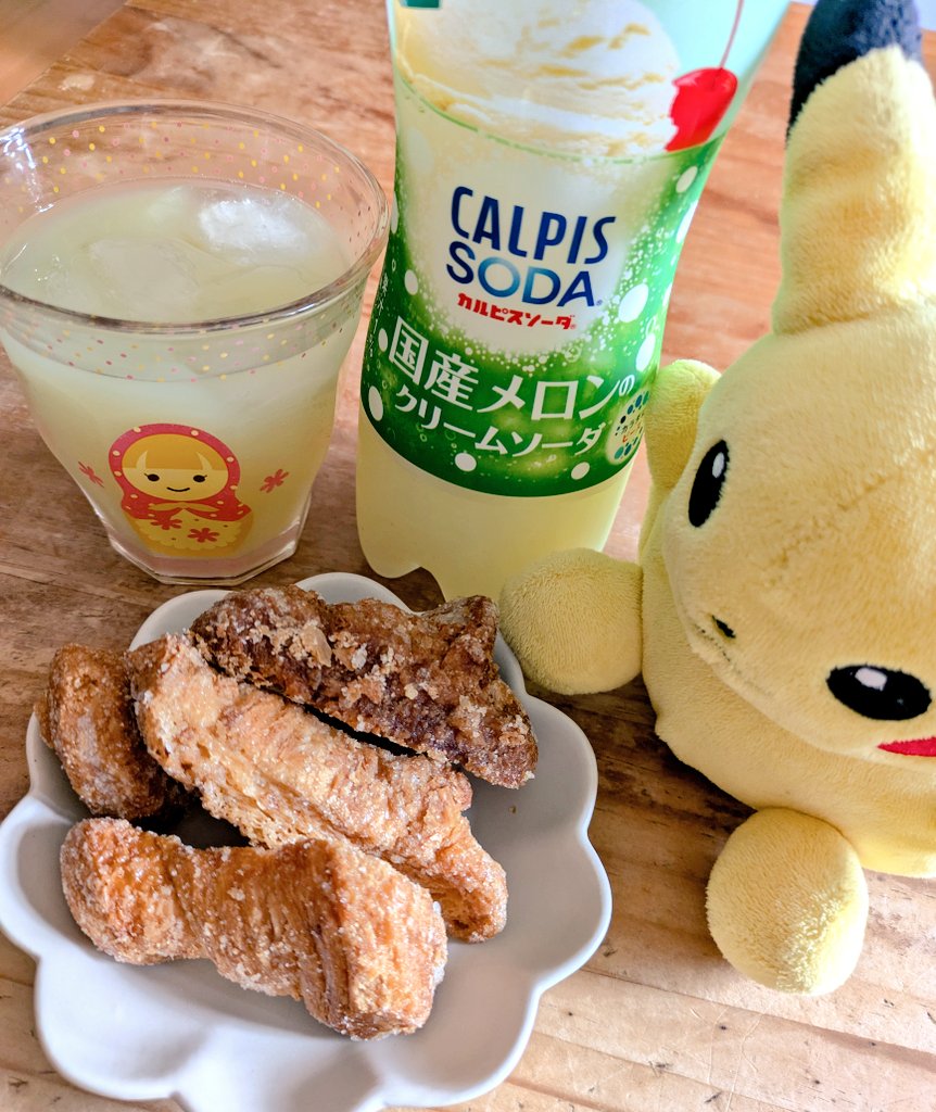 qqfHkQQMZi8482's tweet photo. ふぅ一息😋
#minione
#ラスク
#カルピス
#メロンソーダ https://t.co/8mc97IFjh3