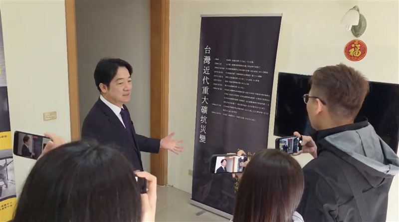 威廉春節帶記者回到他萬里老家，
也就是選舉時被汙衊造謠的礦工老家。
現在已經成為礦工生活紀念館。

小小的老家非常擠，
擠到各大媒體沒拍到一張能看的照片。

整棟房子大概都沒有國民黨那些豪宅的浴室大。

台灣人每到選舉就集體失智，
被中共/藍白謠言帶風向。
頭腦越笨，越容易被詐騙成功。