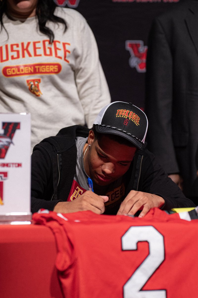 Justin Washington 6’3 ALL STATE DB tweet media