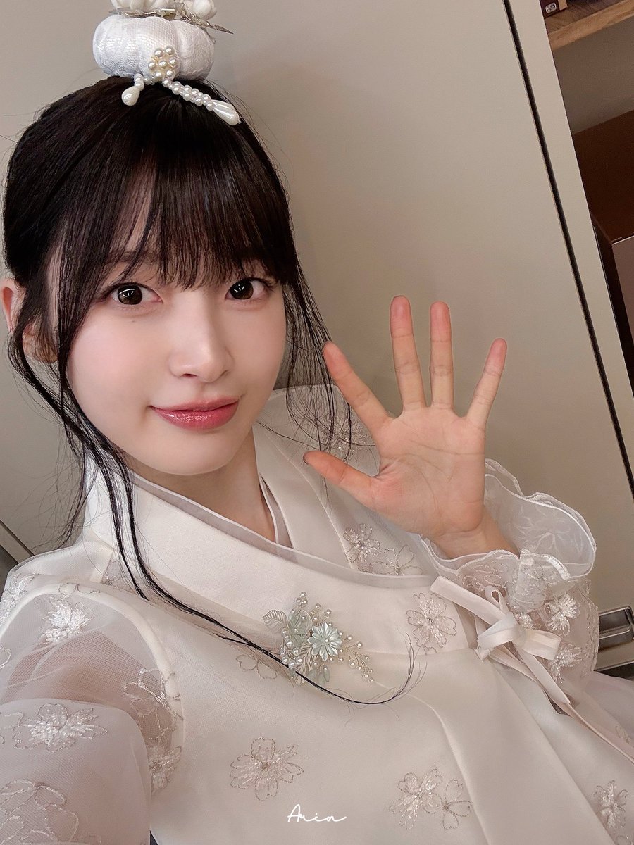 [📸]
NEW YEAR GREETING

🔗weverse.io/arin/media/4-2…

#아린 #Arin