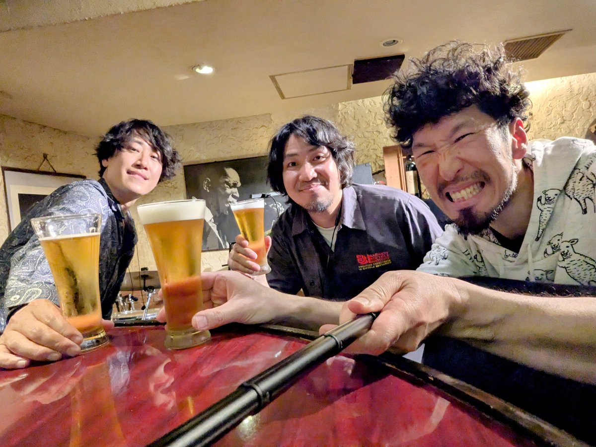 SIDE MONS HIGH ARBOR＠赤坂 G's bar、無事に終了〜今回もファンキーなセッションでした。
集合写真を撮り忘れたのでライヴ後の一コマを(山田くんがいないけど 笑)
お疲れ様でした＆ありがとうございました！