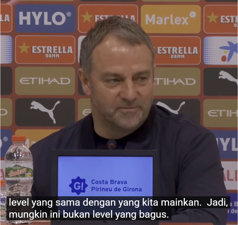FaktaSepakbola's tweet photo. → Bagaimana pendapat Anda tentang keputusan wasit dan VAR?
Hansi Flick: "Saya tidak ingin membicarakan tentang itu. Saya rasa semua orang melihat situasi sebelum gol kedua. Pada akhirnya, Girona layak menang. Mereka dapat banyak pelaung di babak kedua. Kami bertahan sangat buruk, terutama saat transisi, dan kami bermain terlalu terbuka. Mood kami sedang tidak baik, saya akan beri liburan 2 hari ke pemain. Setelah itu kami harus berjuang untuk posisi puncak."

→ Mengapa VAR tidak menganulir gol kedua Girona, apakah Anda akan bicarakan itu nanti dengan wasit?
Flick: "Tidak, aku tidak akan melakukan itu. Bagaimana menurutmu, apakah itu pelanggaran?"

→ Jurnalis: "Bagiku itu jelas pelanggaran"
Flick: "Oke terima kasih banyak. Ini sudah jelas, tapi yaa seperti itulah yang sudah terjadi. Bagiku, saya akan banyak bicarakan itu (keputusan wasit), jika tim kami bermain bagus. Tapi nyata nya kami tidak bermain bagus. Itu (bicarakan wasit) malah akan jadi seperti alasan & ngeluh saja nantinya. Kami harus fokus & bermain lebih baik."

→ Jurnalis: "Bagimana tentang VAR & wasit"
Flick: "Saya tidak ingin mengeluh & cari alasan. Mereka telah melakukan tugas nya, kadang memang tidak bagus. Tapi mereka level nya sama seperti permainan Barca hari ini. Jadi mungkin bukan hal bagus."