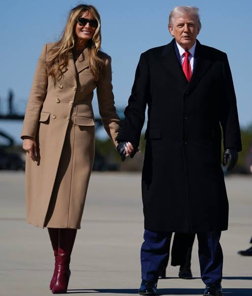 StunningMelani's tweet image. Awww lovely 🐦❤️🐦 📸

#MelaniaTrump #StunningMelania #BestFirstLady