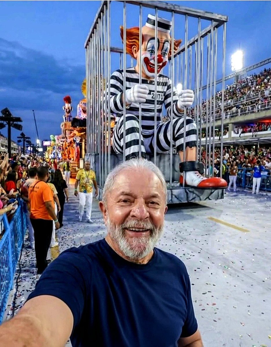 Lula se sacó una selfie con un payaso que representa a Bolsonaro preso
JAJAJAJJAJAJA el presidente mas CHAD de todo Latinoamérica