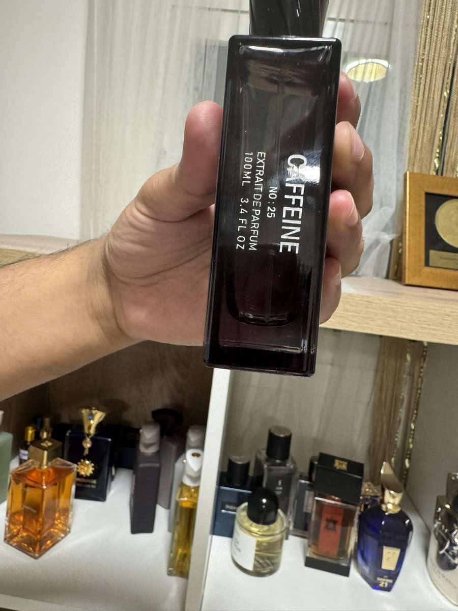 abqu19's tweet photo. عطر كافيين من دار ماس للمصمم السعودي الرائع عبدالله السنان @maasperfume 

هذا العطر يجسد رائحة كل بيت سعودي حزة المغرب
ريحة القهوة السعودية والقدوع في زجاجة
بداية من ريحة القهوة السعودية المهيلة والمزعفرة ثم تمتزج ريحة القهوة بالتمر والقرفة
هنا اشم التمر السكري المجروش
طبعا بنقاء عالي وأداء مذهل