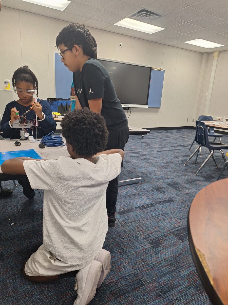 GE_Eagles's tweet photo. Our crew of future engineers clocked in on their day off, putting on their hard hats and getting to work building and fine-tuning their robotics projects for the big competition! 🚧🤖 @FBISDSTEM @FortBendISD https://t.co/UdfSQBYS6q