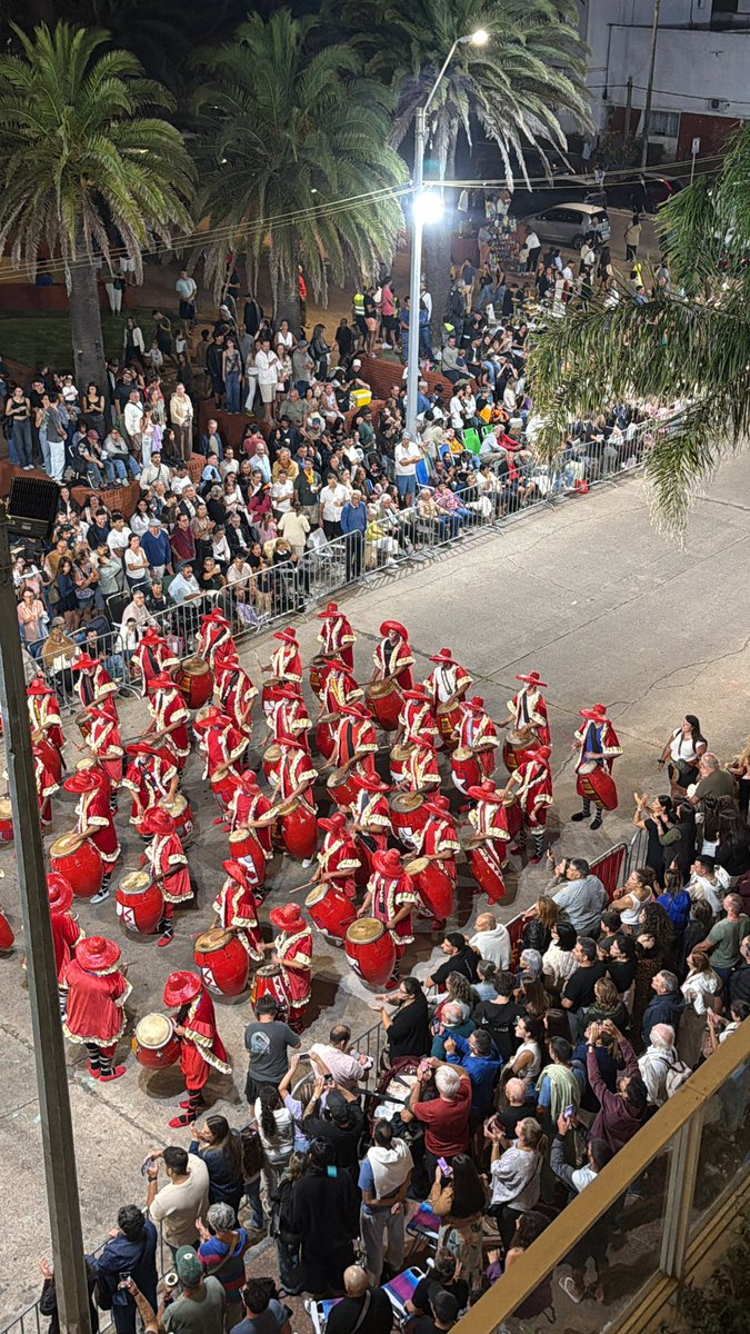 En Punta del Este, el pueblo gozó GRATIS TOTAL el Encuentro de Tambores del Carnaval 2026: Cuareim 1080, Valores, Yambo Kenia y las comparsas grosas rompiendo con tambores que retumban hasta el alma, trajes que deslumbran y ritmo que te pone la piel de gallina. Miles parados en